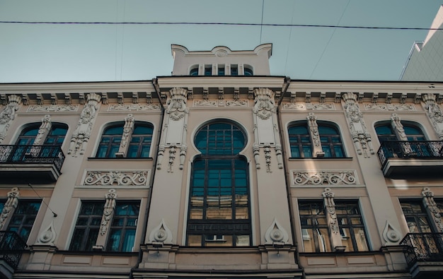 Morgendliches Gebäude im Stadtzentrum von Charkiw mit Panoramafenstern. Foto