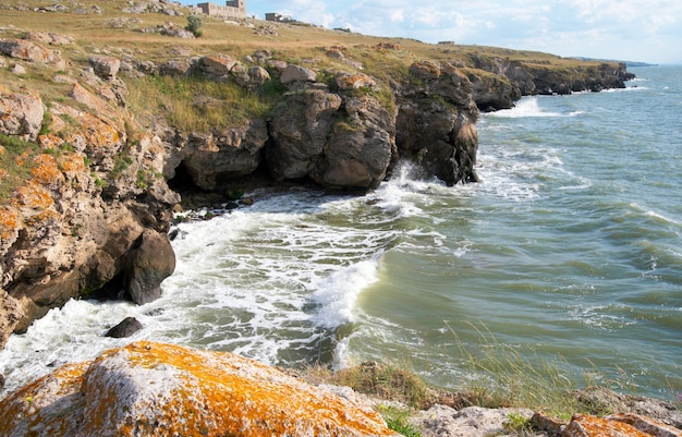 Morgendliches Sommermeer und Surfwellen brechen an der Küste