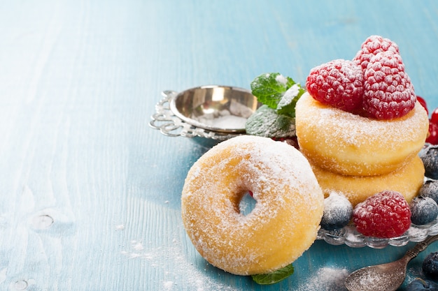 Morgenfrühstück mit Mini Donuts und Beeren