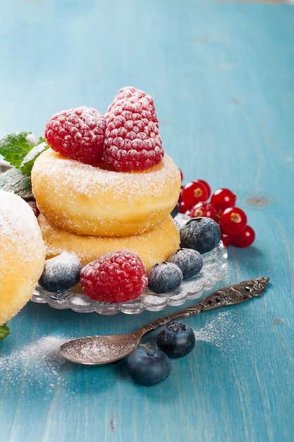 Morgenfrühstück mit Mini Donuts und Beeren