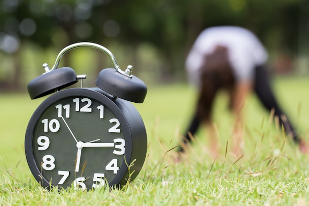 Foto morgengymnastik und schwarze uhr