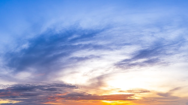 Morgenhimmel mit Wolken und Sonne.