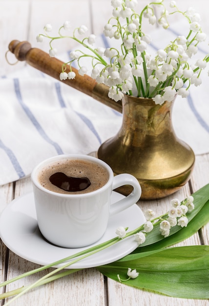 Morgenkaffee auf Frühlingshintergrund