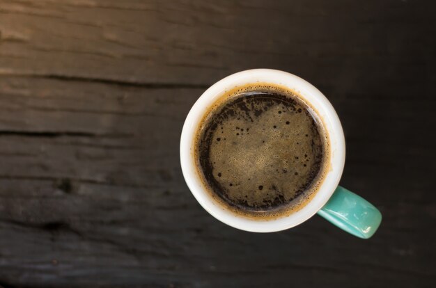 Morgenkaffee in einem Keramikbecher.