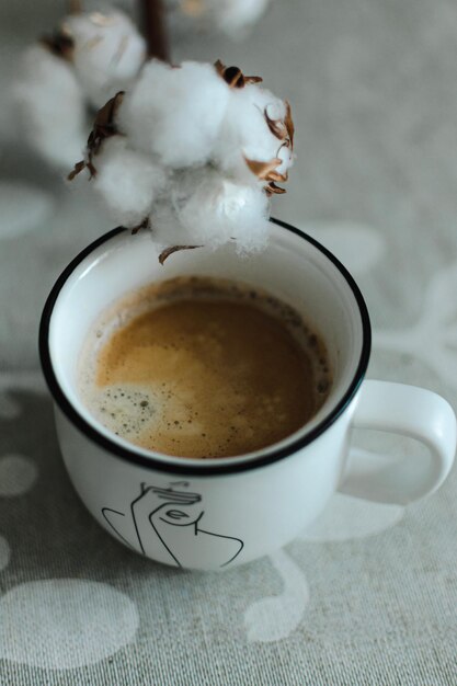 Morgenkaffee in einer weißen Tasse