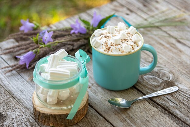 Morgenkaffee mit Schaum und Marshmallows.