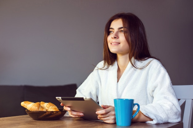 Morgenkaffee mit tablet pc