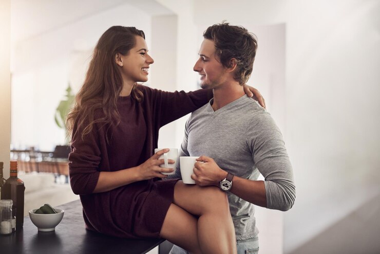 Foto morgenkaffee und glückliches paar in der küche mit umarmung romantik und bindung zusammen in der heimat liebe mann und frau umarmung mit getränk verbindung und entspannen mit beziehung verpflichtung in der wohnung