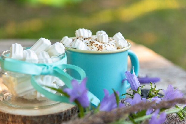 Morgenkaffeegetränk mit Marshmallow-Scheiben in der Natur.