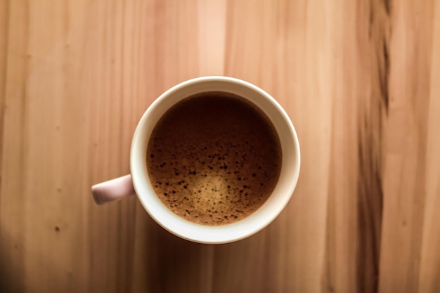 Morgenkaffeetasse mit Milch auf Marmorstein flach legen Heißgetränk auf Tisch flach legen Draufsicht Lebensmittelfotografie und Rezeptinspiration für Kochblog oder Kochbuch