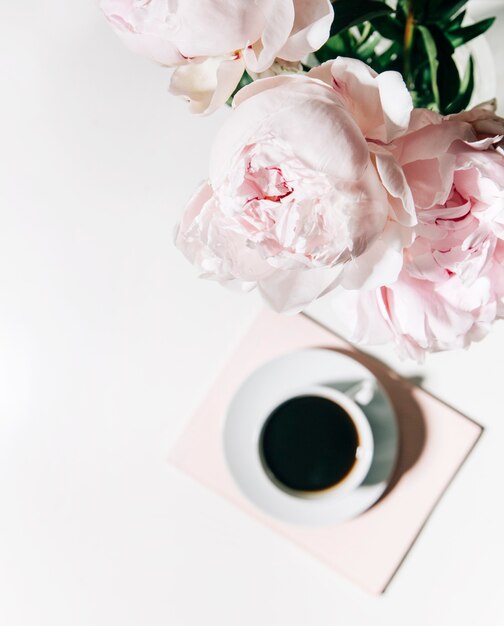 Morgenkaffeetasse mit rosa Pfingstrosenblüten