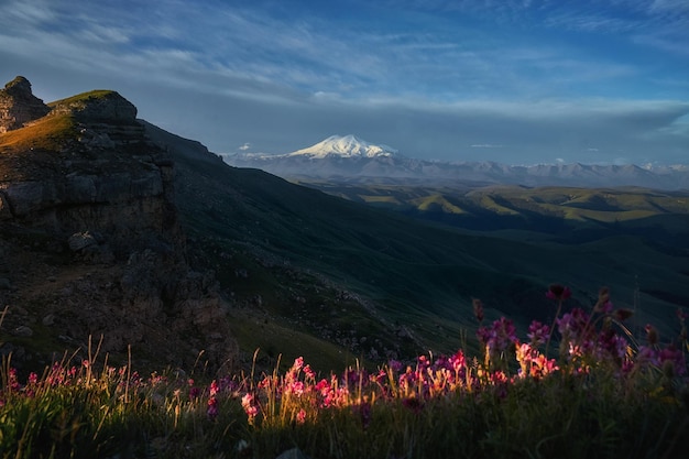 Morgenlandschaft auf den Gipfeln des Berges Elbrus Großer mit Schnee bedeckter Hochberg Kaukasus-Gebirge Russland