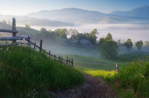 Morgenlandschaft mit einer Straße im Bergdorf