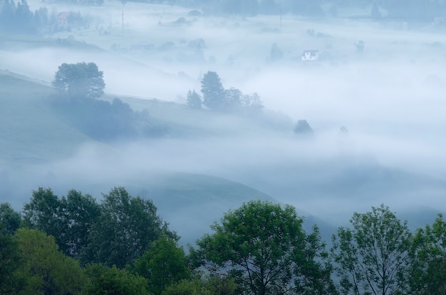 Morgenlandschaft mit Nebel im Bergdorf