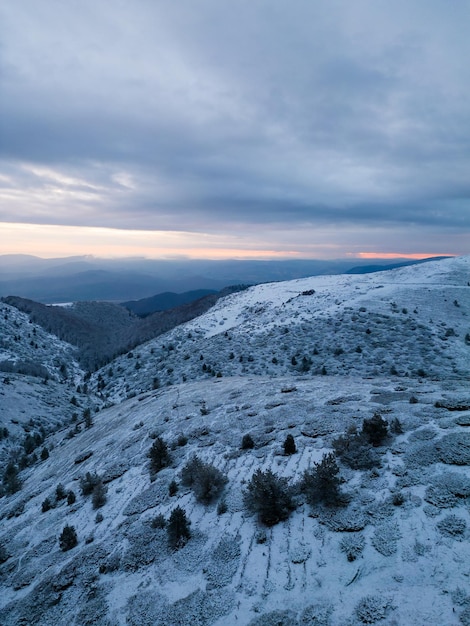 Morgenluftaufnahme des schneebedeckten Balkangebirges in der Beklemeto-Passregion