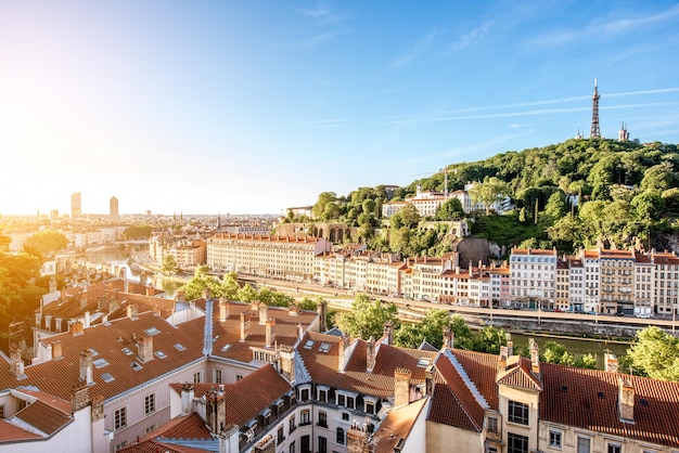 Morgenluftstadtbildansicht mit schönen alten Gebäuden und metallischem Turm auf dem Berg in Lyon-Stadt in Frankreich