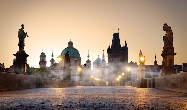 Morgennebel auf der Karlsbrücke in Tschechien