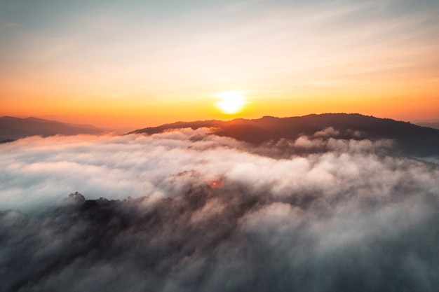 Morgennebel in der hohen Betrachtungswinkel der Berge