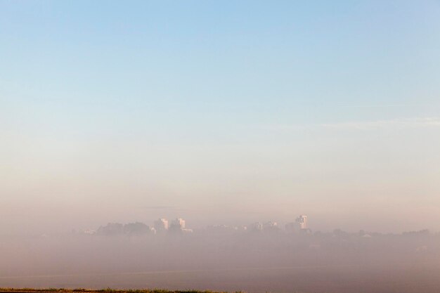 Morgennebel in der Stadt