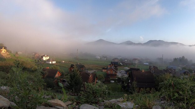 Morgennebel löst sich in den Bergen auf