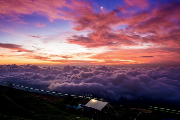 Morgennebel mit Bergsonnenaufgang und Mismeer