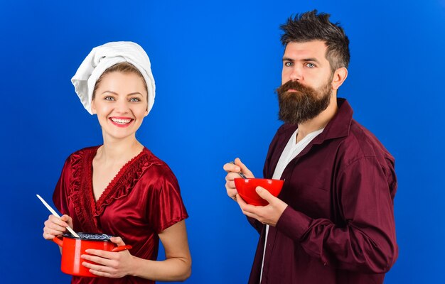 Morgenroutine. paar beim frühstück. werbung. paar. familienbeziehung. frühstück. platz kopieren. mann und frau frühstücken zusammen.