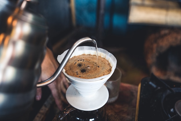 Morgens Kaffee in einem rustikalen Café trinken