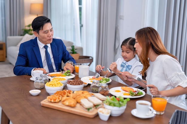 Morgens zu Hause der Familienmann beim Essen