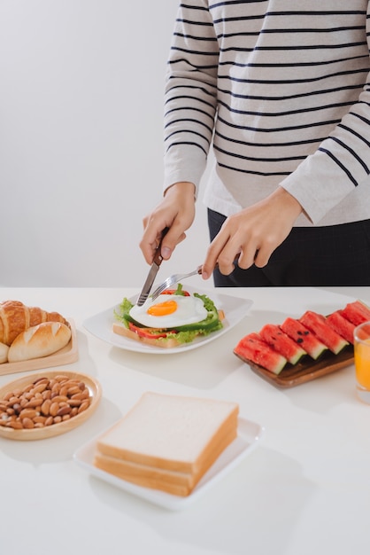 Morgens zu Hause frühstücken und essen.