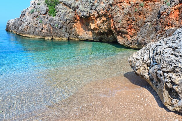 Morgensommer-Küstenlandschaft des Ionischen Meeres mit klarem transparentem Wasser, Albanien. Blick vom Strand.