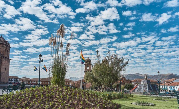 Foto morgensonne geht auf der plaza de armas in cusco city auf