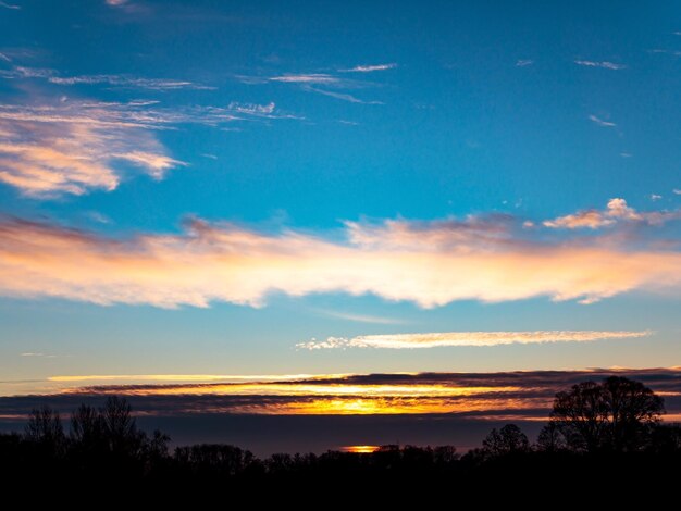 Morgensonnenaufgang am Horizont mit Wolken