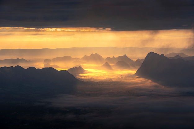 Morgensonnenaufgang mit dem Nebel in den Bergen. Sonnenaufgang