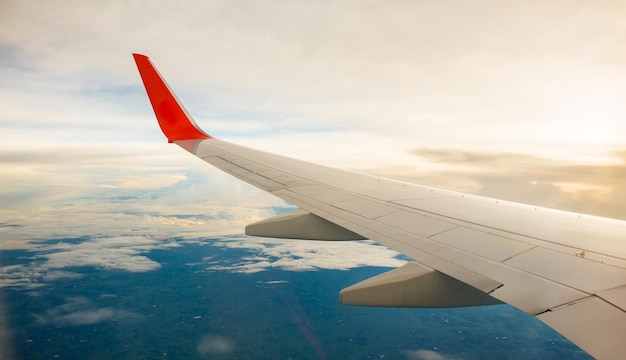 Morgensonnenaufgang mit Flügel eines Flugzeugs Foto, das auf das Bild von Tourismusunternehmen angewendet wird, um eine Textnachricht hinzuzufügen oder eine Website zu rahmen Reisekonzept