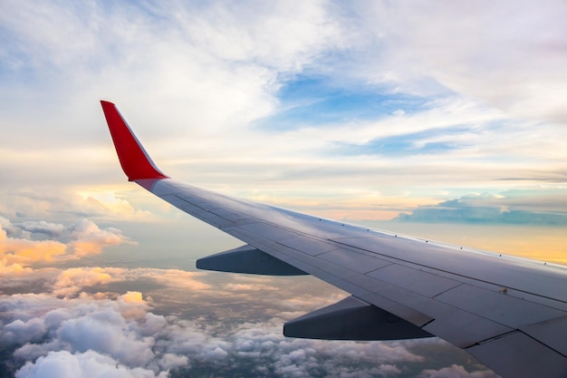 Morgensonnenaufgang mit Flügel eines Flugzeugs Foto, das auf das Bild von Tourismusunternehmen angewendet wird, um eine Textnachricht hinzuzufügen oder eine Website zu rahmen Reisekonzept