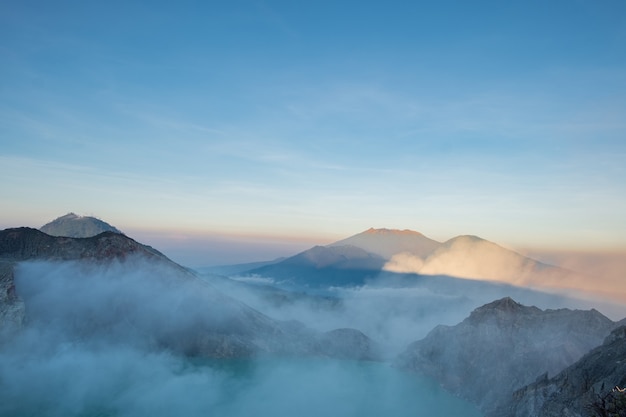 Foto morgenstimmung, mount kawah ijen in indonesien schöner nebel