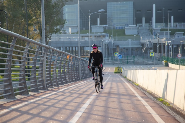 Morgentraining eines Sportlers auf einem Fahrrad