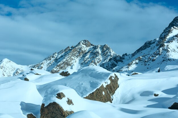 Morgenwinter Silvretta Alpen Landschaft. Skigebiet Silvrettaseilbahn AG Ischgl, Tirol, Österreich.