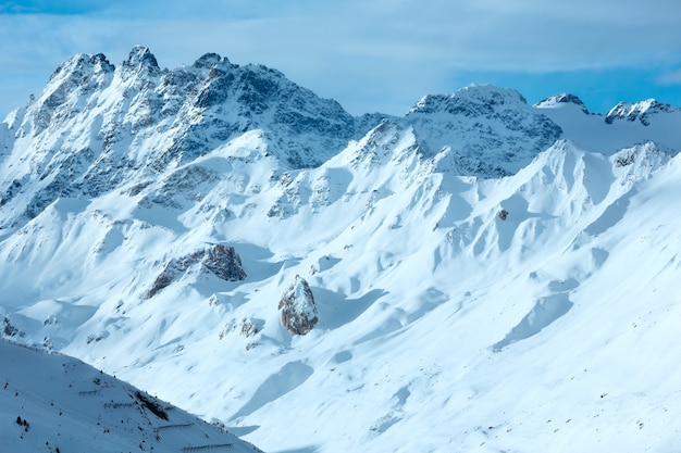 Morgenwinter Silvretta Alpenlandschaft mit Skilift (Tirol, Österreich).