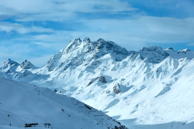 Morgenwinter Silvretta Alpenlandschaft mit Skipiste und Skilift (Tirol, Österreich).