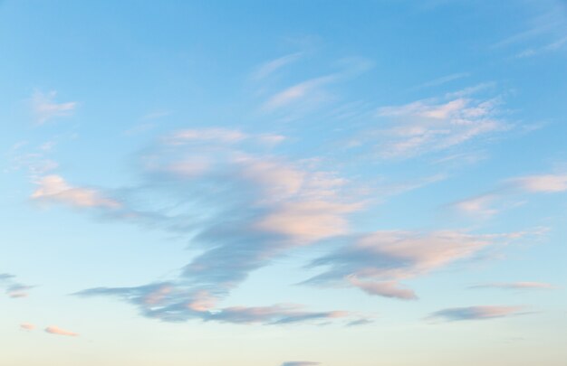 Morgenwolken bedeckten den Himmel