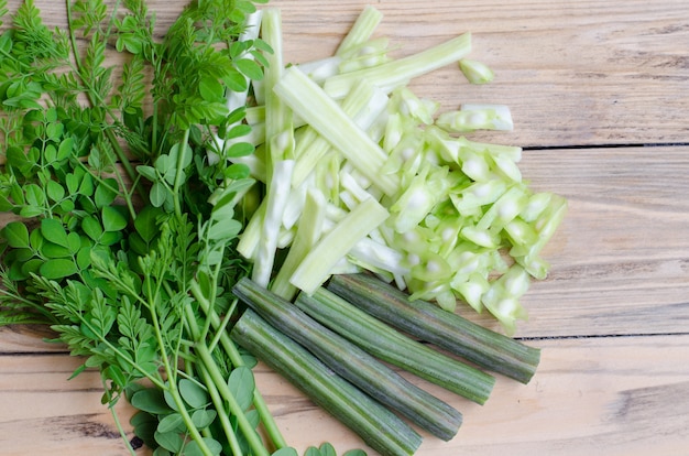 Moringa (Moringa oleifera Lam) rebanada en el fondo de madera