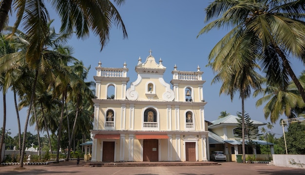 Morjim Índia 14 de dezembro de 2019 Vista da rua com palmeiras da igreja Igreja Catedral