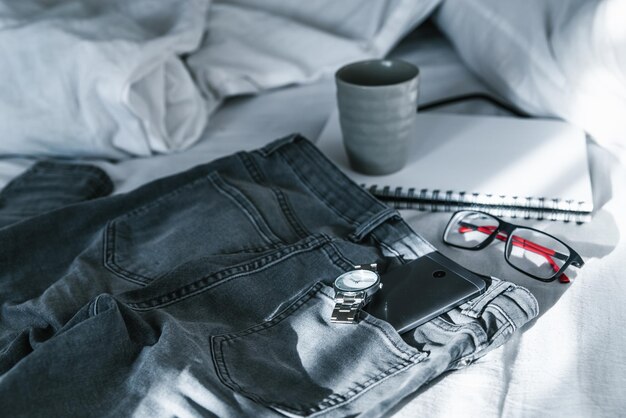 Morning Concept Cup Notebook Jeans auf dem Bett