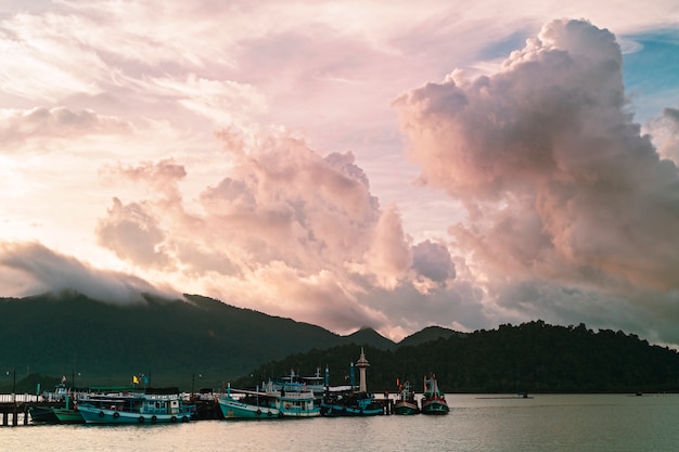 Morning Harbour con vistas a las montañas y las nubes.