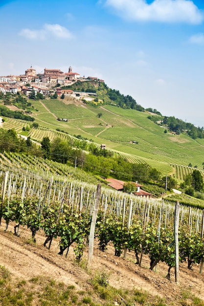 La Morra. Pueblo tradicional cerca de Barolo y Alba, en la región de Piamonte, Italia.