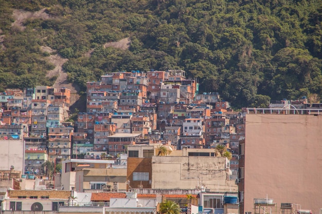 Morro do cantagalo visto da praia do arpoador no rio de janeiro, brasil.