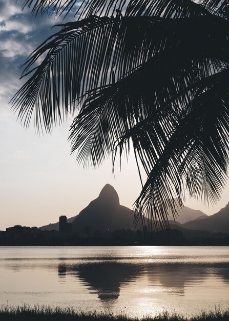 Morro Dois Irmãos traduzido para o português como Montanha Dois Irmãos visto da Lagoa Rodrigo de Freitas ao pôr do sol no Rio de Janeiro Brasil