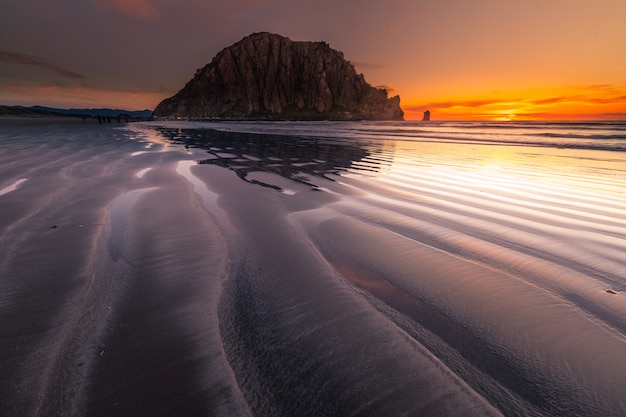 Morro Rock na praia de Morro Bay, Califórnia