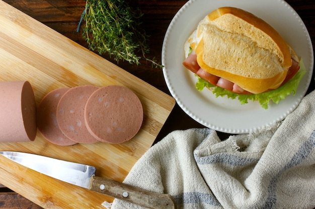 Mortadella-Sandwich auf rustikalem Holztisch zum Frühstück